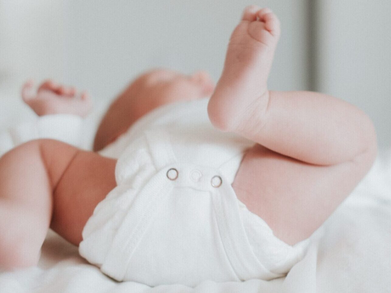 赤ちゃんのオムツ姿の写真