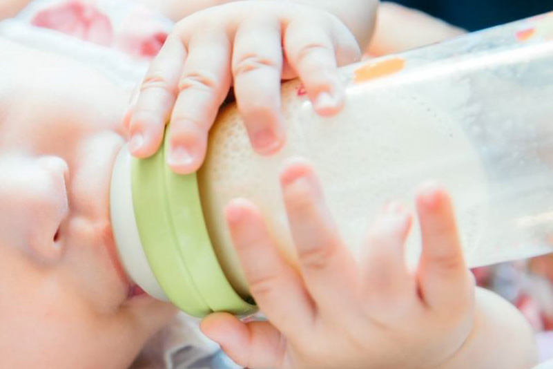 赤ちゃんがミルクを飲んでいる口元の写真
